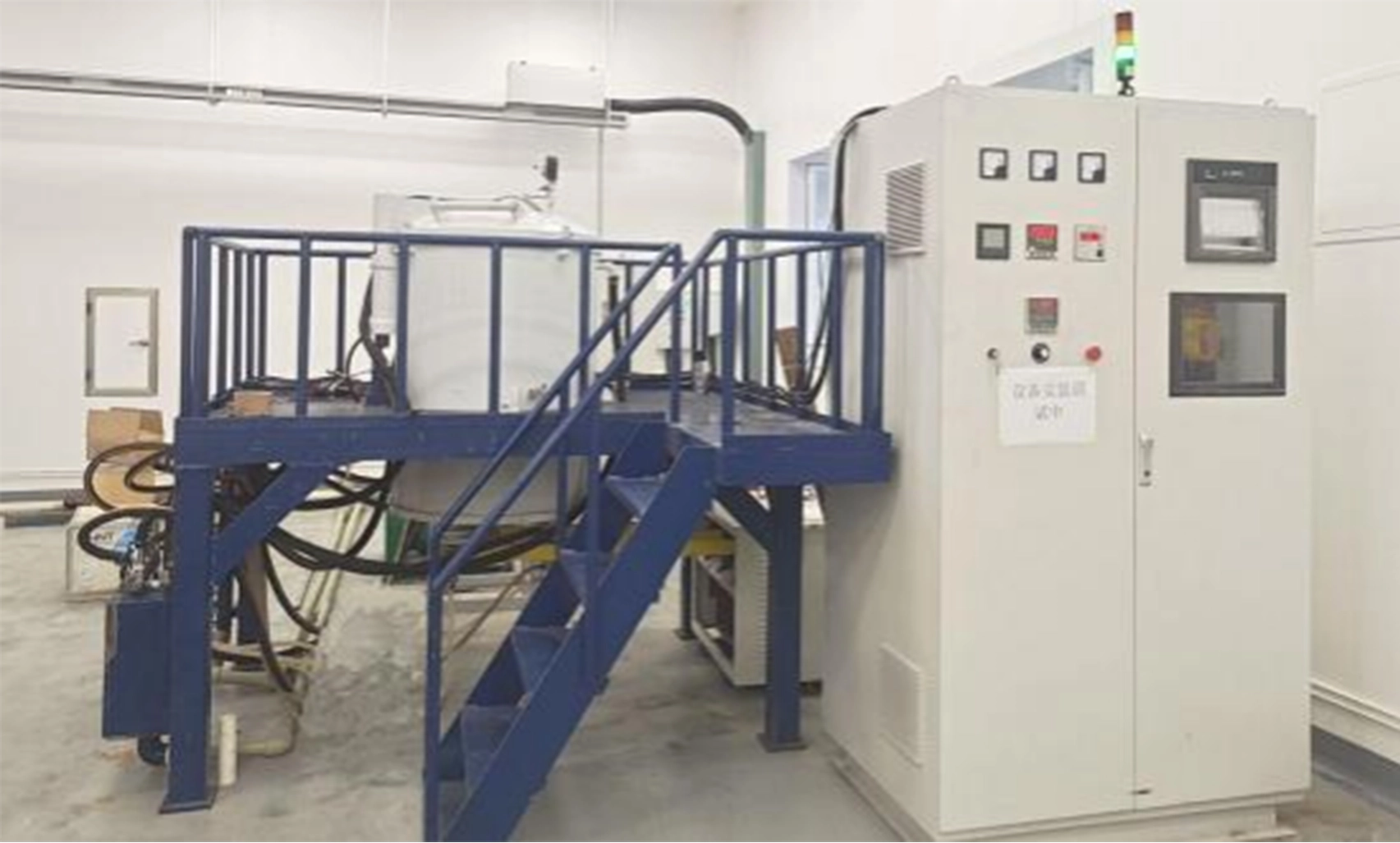 对冷却水的水质、水压、水温、流量具体要求是多少？炉壳是单/双层水冷？表面温度可否控制在50°C以下？