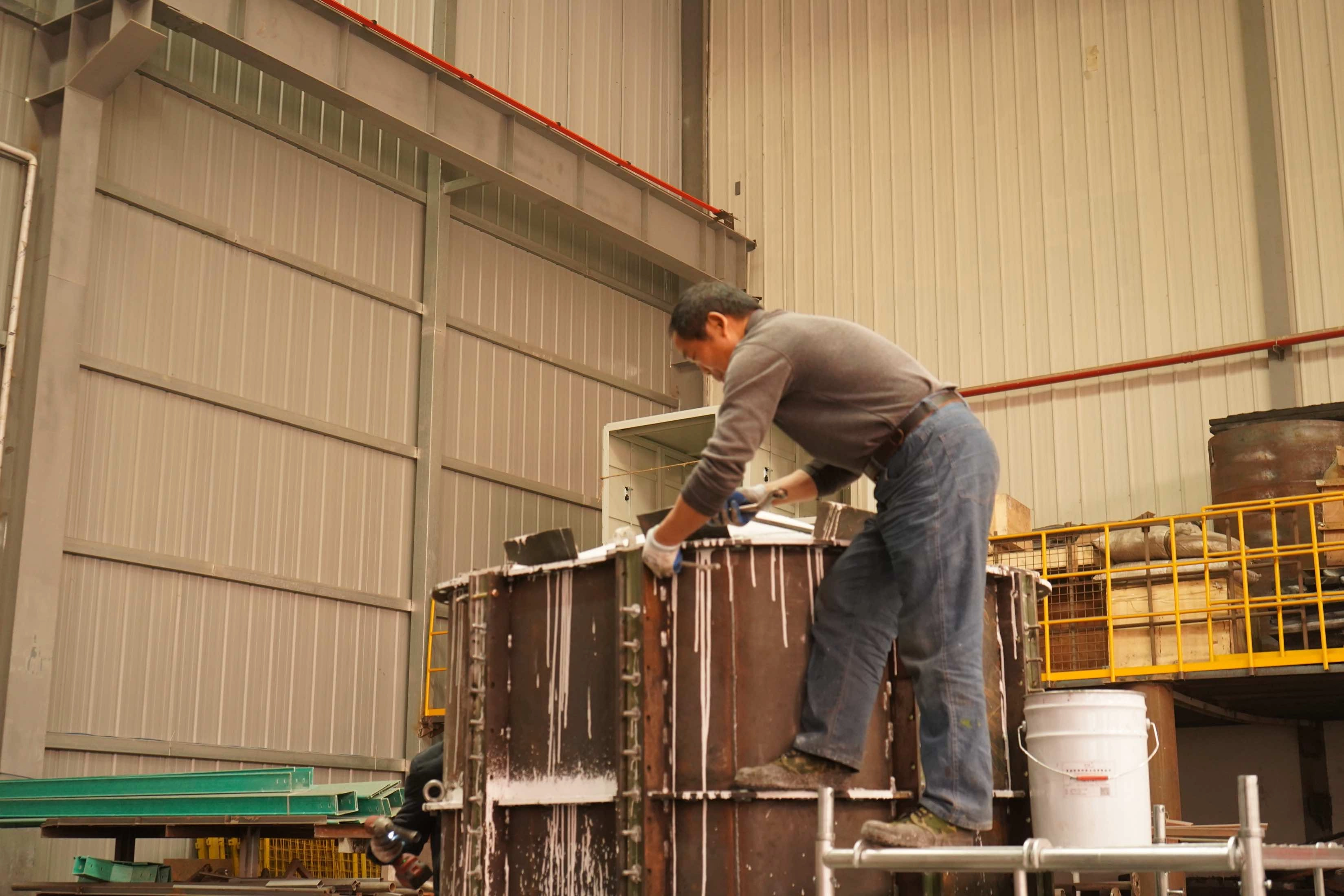 最大装载量（重量/体积）？物料进出方式？配套坩埚/料舟是否赠送？材质是什么？